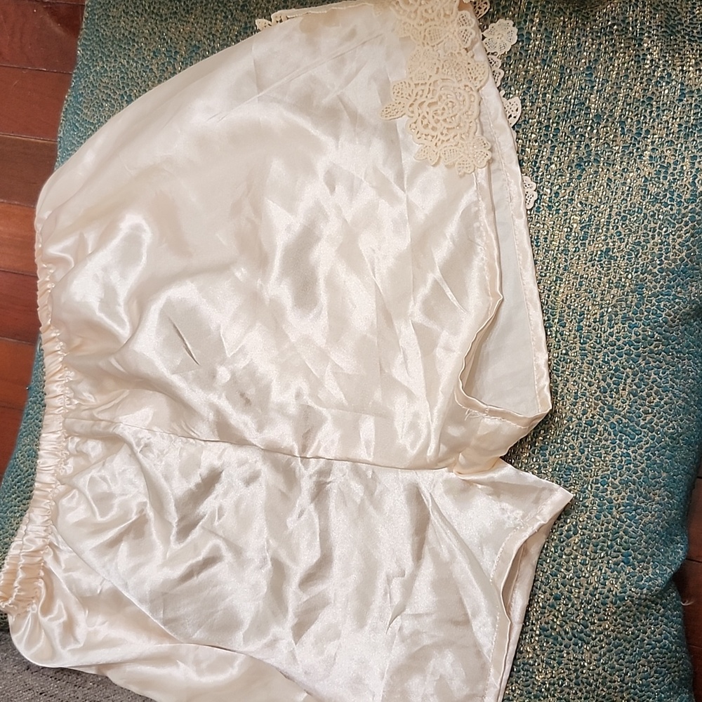 Luxurious Cream Satin Sleep Shorts Light Pink 1 Side Lace Decal Euc Sz. M